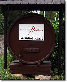 Weinfass vor dem Weinhof Karle